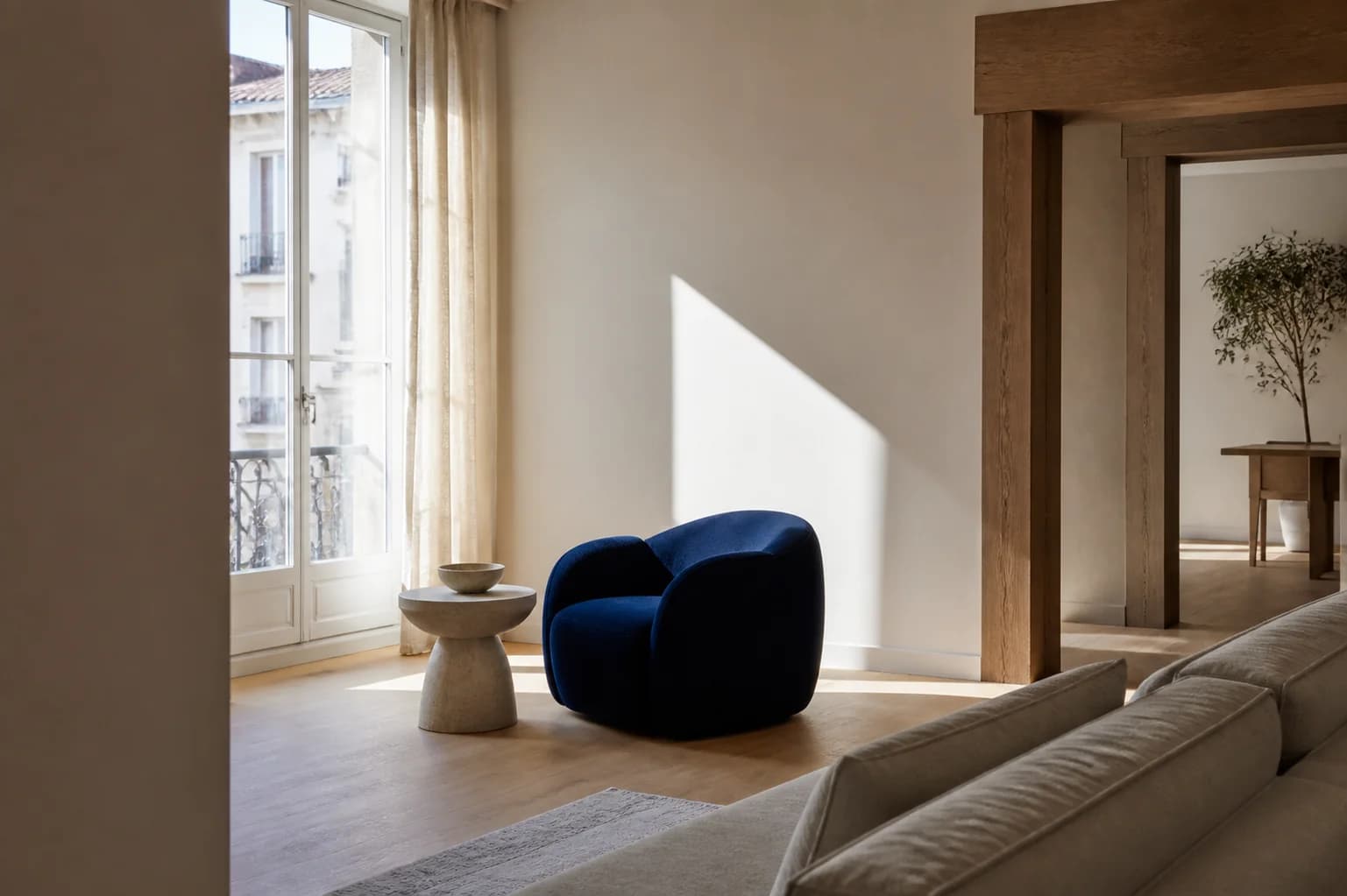 Interior residencial sereno con luz natural y materiales cálidos